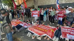 မြန်မာပြည်သူများနှင့် အတူရပ်တည်ရန် အာဆီယံကို ဆန္ဒပြတောင်းဆို (ဓာတ်ပုံ)
