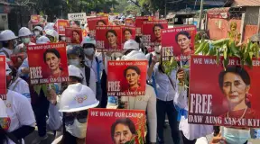 Aung San Suu Kyi Falls, but Myanmar’s Democratic Hopes Move On