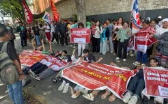 မြန်မာပြည်သူများနှင့် အတူရပ်တည်ရန် အာဆီယံကို ဆန္ဒပြတောင်းဆို (ဓာတ်ပုံ)