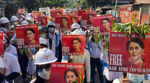 Aung San Suu Kyi Falls, but Myanmar’s Democratic Hopes Move On