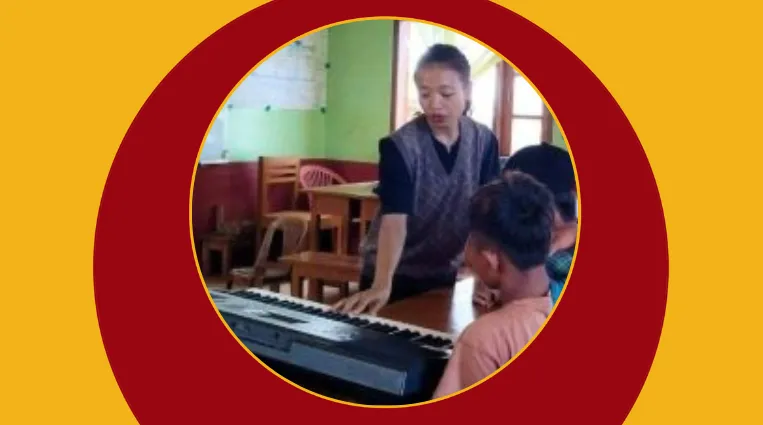 ဂီတနဲ့ကလေးငယ်တွေရဲ့ စိတ်ဒဏ်ရာကိုဖြေသိမ့်ပေးနေသူ