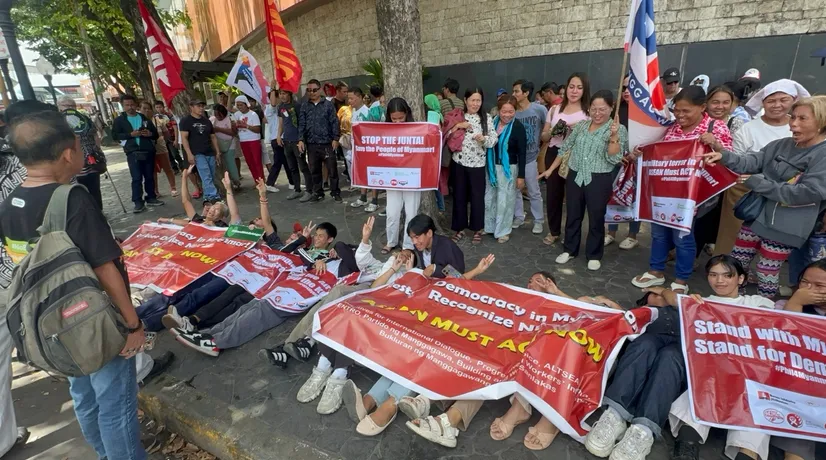 မြန်မာပြည်သူများနှင့် အတူရပ်တည်ရန် အာဆီယံကို ဆန္ဒပြတောင်းဆို (ဓာတ်ပုံ)